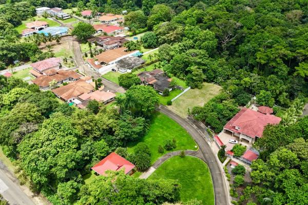 Exclusive double duplex in brazos heights, colon