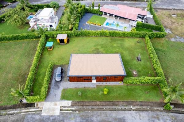 Encantadora casa costera en venta en coco beach, panamá