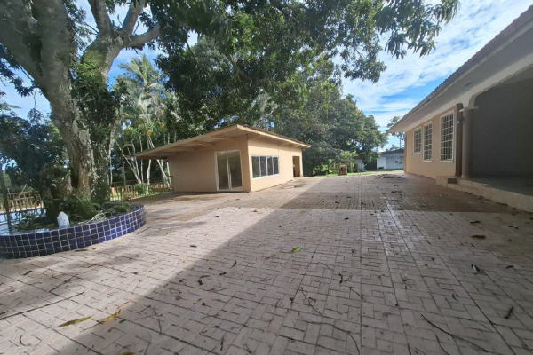 Venta de casa tipo chalet con terreno en la chorrera