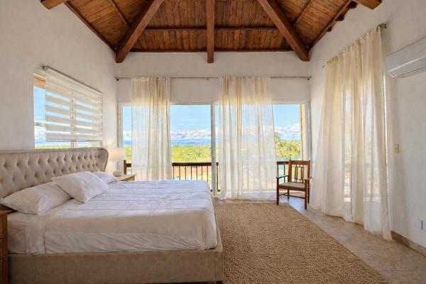 Hermosa villa frente al agua con muelle privado en sunset point, isla colón