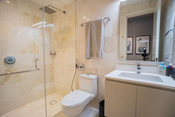 Se vende exclusivo apartamento de 3 habitaciones frente a la isla.