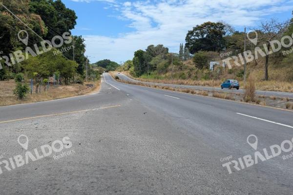 Venta de terreno comercial con mejoras