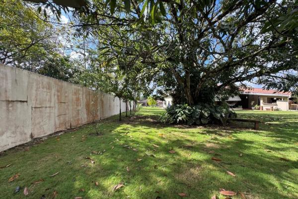Casa con piscina en lote de 2.239 m²