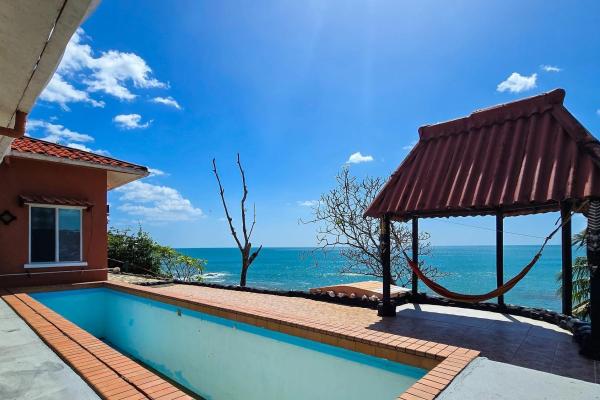 Magnífica casa frente al mar situada en lo alto de un acantilado