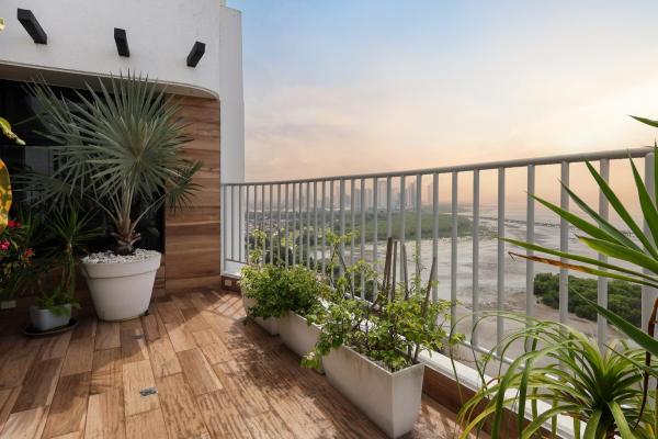 Two-level oceanfront condo in coco del mar
