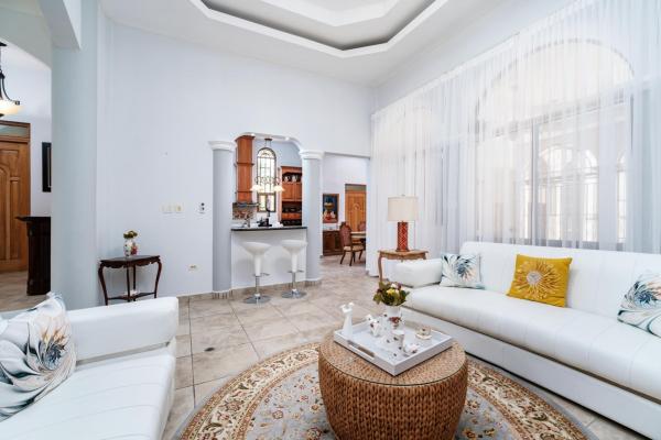 Oasis tropical en sortova: impresionante casa con apartamento