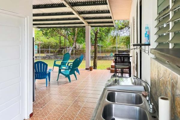 Casa en pedasí con área independiente para huéspedes