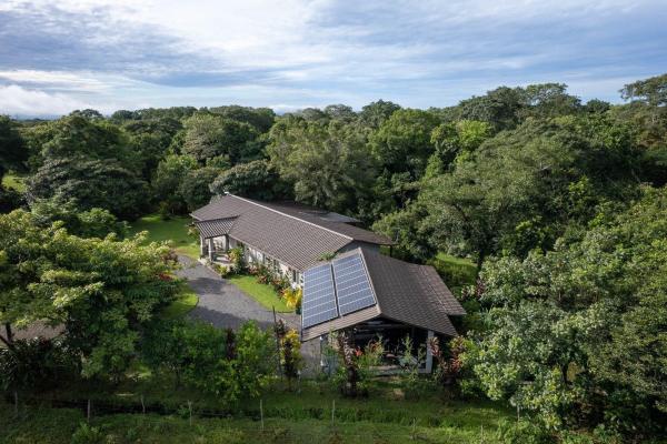 Finca ribereña con dos casas en 3,14 acres.