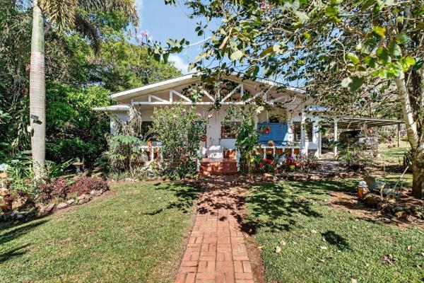 Casa con jardín tropical y vistas a la montaña de potrerillos