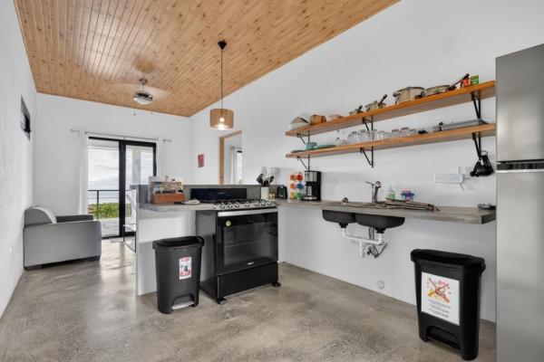 Turnkey ocean-view luxury villa in sea view hills