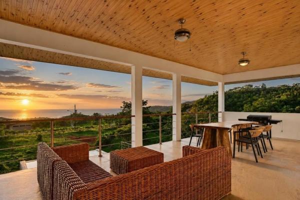 Turnkey ocean-view luxury villa in sea view hills