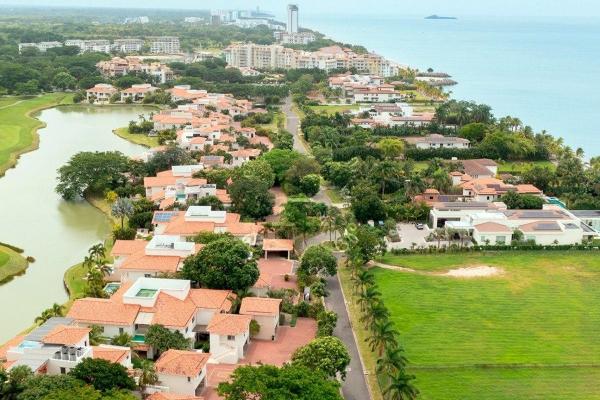 Casa frente a la playa en buenaventura, panamá