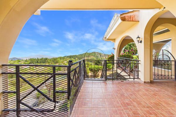 Casa con vistas a la montaña y al océano en venta en sora