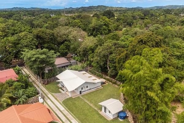 Casa con piscina de agua salada en dolega panamá