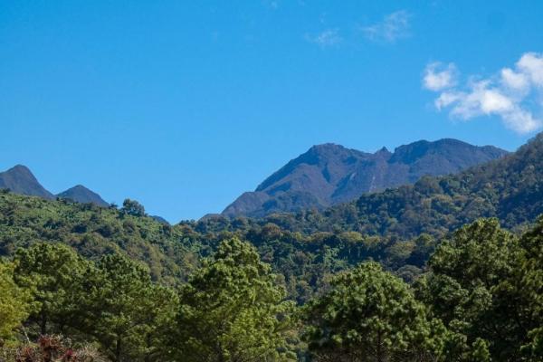 High-end off-grid home with volcán barú views