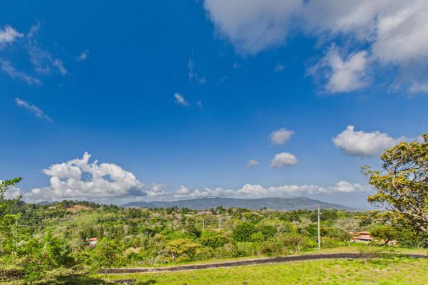 Casa con vistas a la montaña y al océano en venta en sora