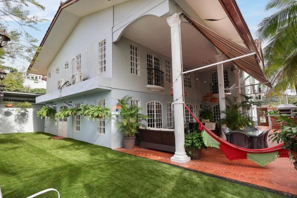 Venta de casa de 2 niveles en altos de panamá
