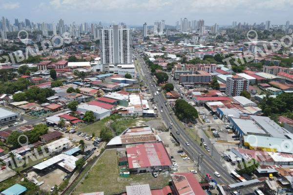 Se vende terreno/galera en parque lefevre