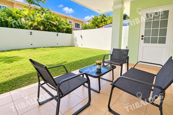 Venta de casa adosada en villa de las azores en villa lucre