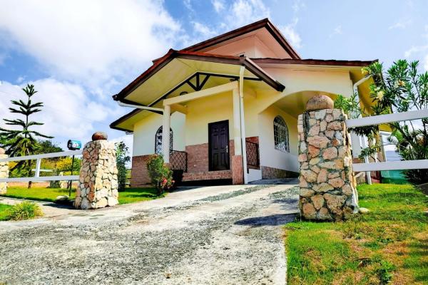 Two homes on 984 m2 titled lot in alto boquete