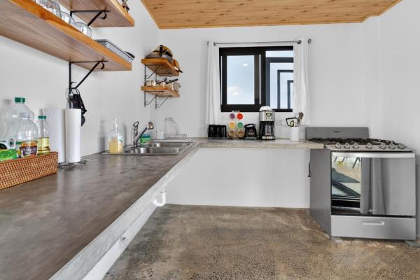 Turnkey ocean-view luxury villa in sea view hills