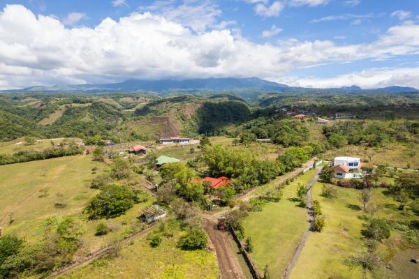 Eco-friendly 2 bed 2 bath bamboo home in boquete