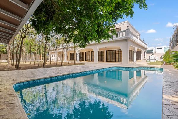 Mansion in golf heights