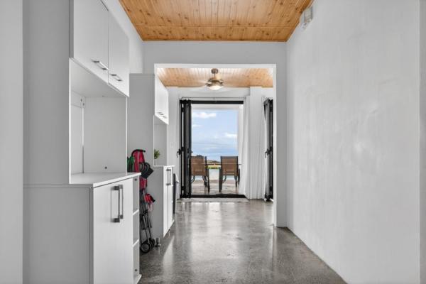 Turnkey ocean-view luxury villa in sea view hills