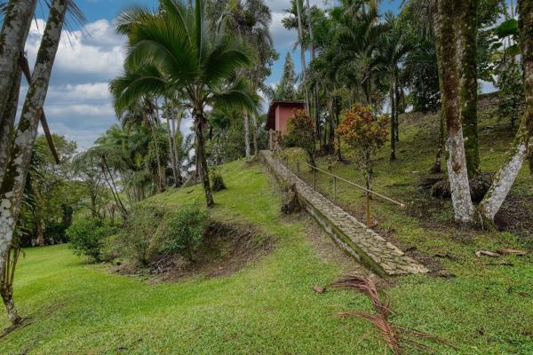 Finca residencial de 3,69 hectáreas con lagos, río y bosque.