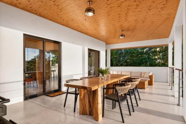 Turnkey ocean-view luxury villa in sea view hills