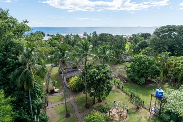 Home with 3 apartments, lagoon access