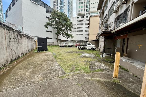 Commercial building for sale on via porras