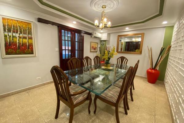 Family home with a pool and jacuzzi. just bring yo