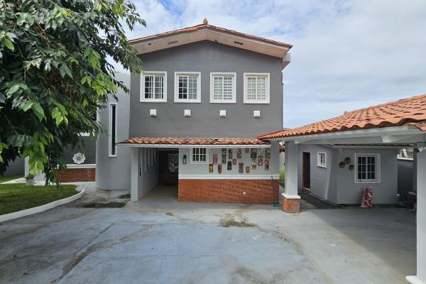 House in coronado with pool and 1000m2 land