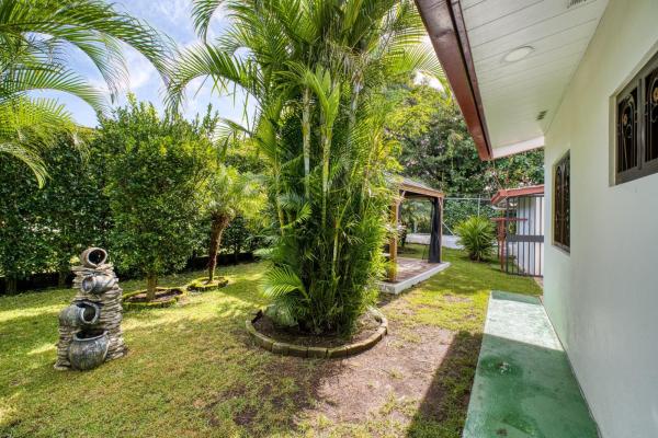 Casa de 3 habitaciones bellamente mantenida con área de invitados
