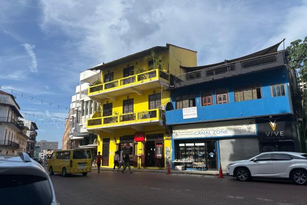 Building across from plaza arango in santa ana.