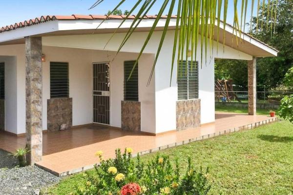Casa en pedasí con área independiente para huéspedes