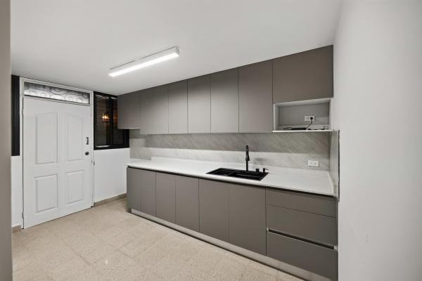 Dúplex de 3 niveles en venta en altos de miraflores, betania, panamá