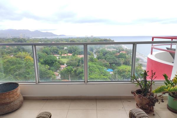 Apartamento con vista al mar y montañas
