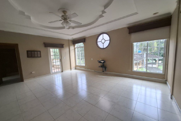 Venta de casa dos niveles con terreno en la chorrera