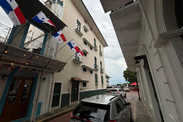 Commercial building with roi in casco viejo.