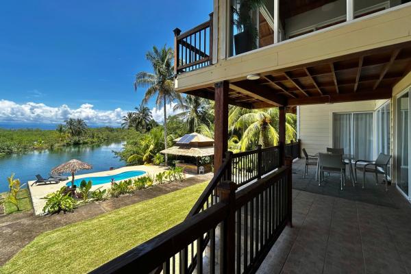 Hermosa villa frente al agua con muelle privado en sunset point, isla colón