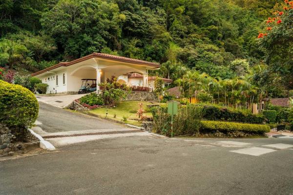 Casa de lujo con jardines en valle escondido boquete