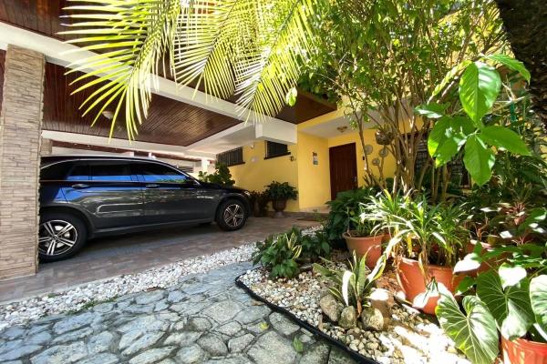 Family home with a pool and jacuzzi. just bring yo