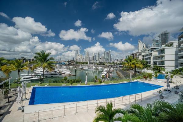 Beach club residences, ocean reef island