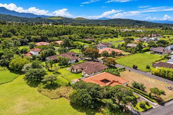Spacious 3-bedroom home for sale in boquete