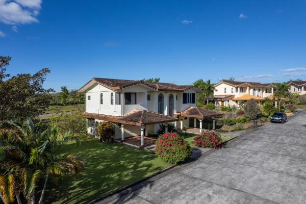 Stunning townhome in boquete canyon village
