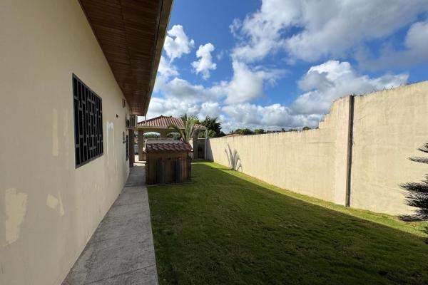 Casa con piscina en lote de 2.239 m²