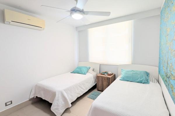Beachfront living condo gorgona close to coronado