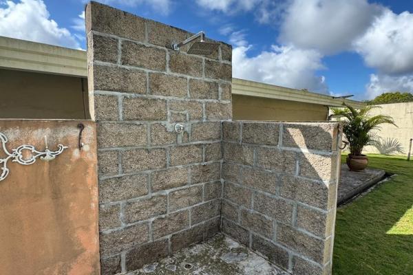 Casa con piscina en lote de 2.239 m²